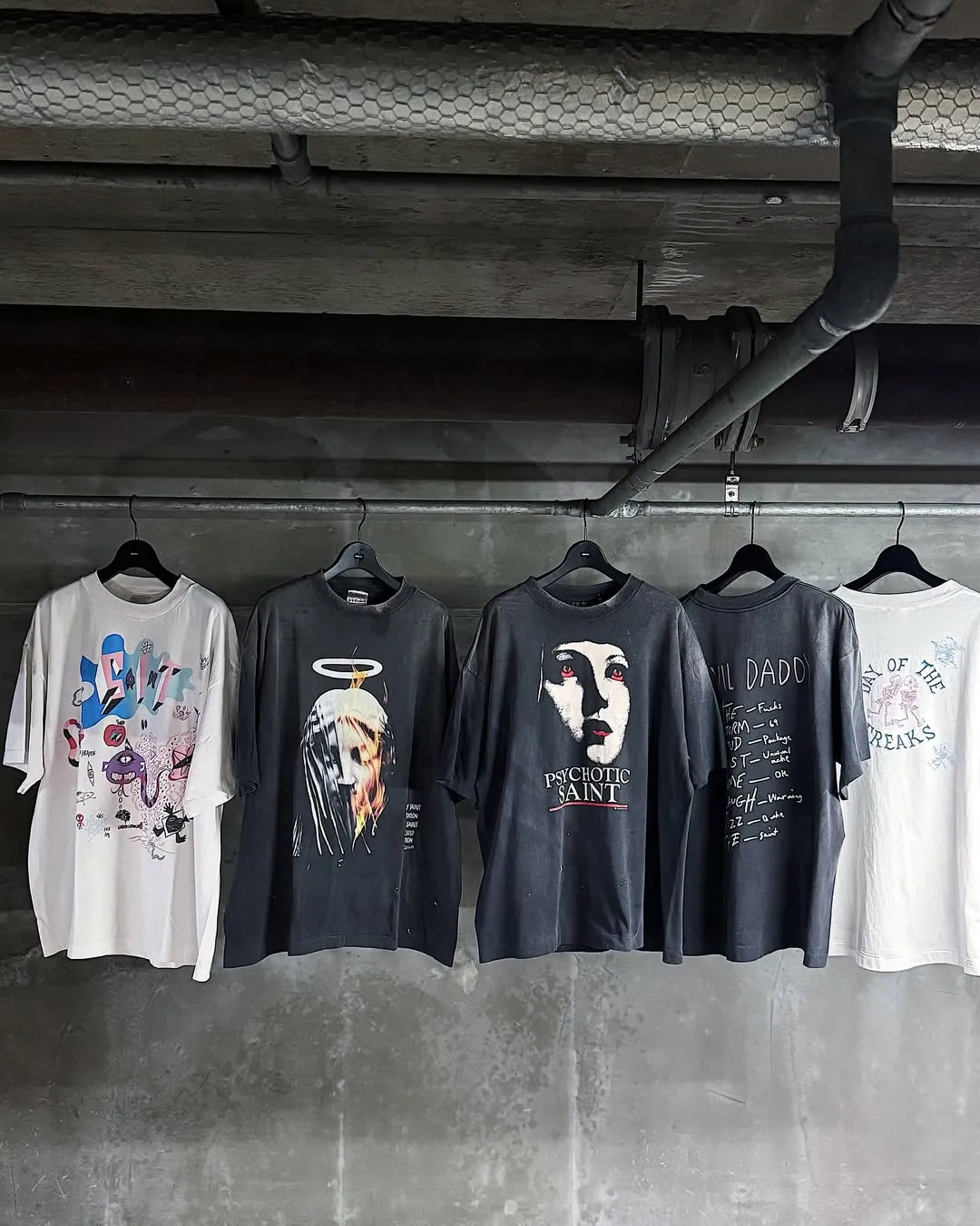 SAINT Mxxxxxx SS TEE/DAY OF THE FREAKS/WHT Monster Day/Monster Illustration Short Sleeve Off-White S-XL Same as the original version OE yarn cylinder without side seam fabric Top printing technology Zero difference restoration ZP Complete copy matching Main mark/wash mark/cherub mark complete